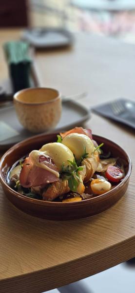 Benedict eggs in croissant